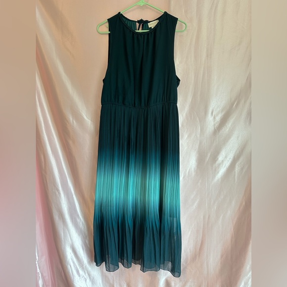 Gorgeous Ombré dress with pleated skirt - Picture 2 of 3